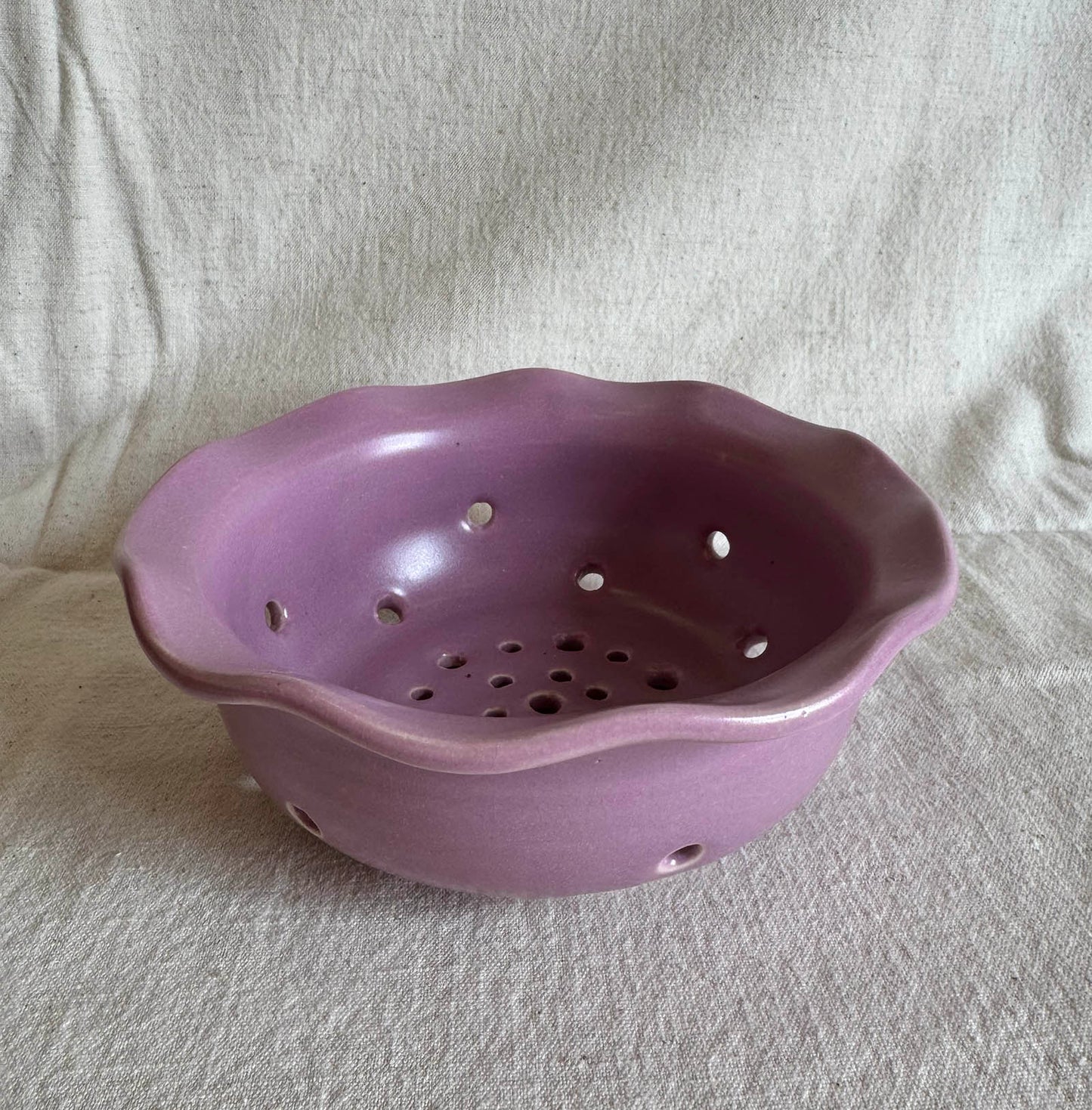 ruffle berry bowl/ colander