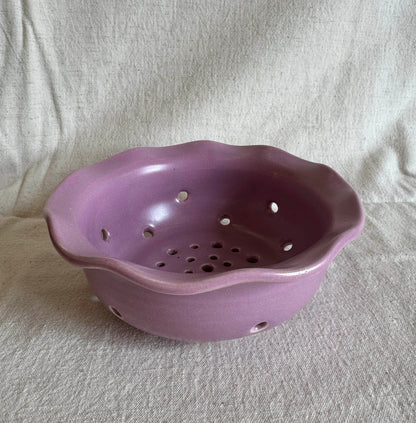 ruffle berry bowl/ colander
