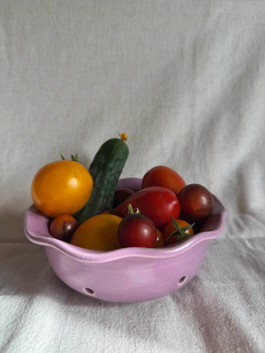 ruffle berry bowl/ colander